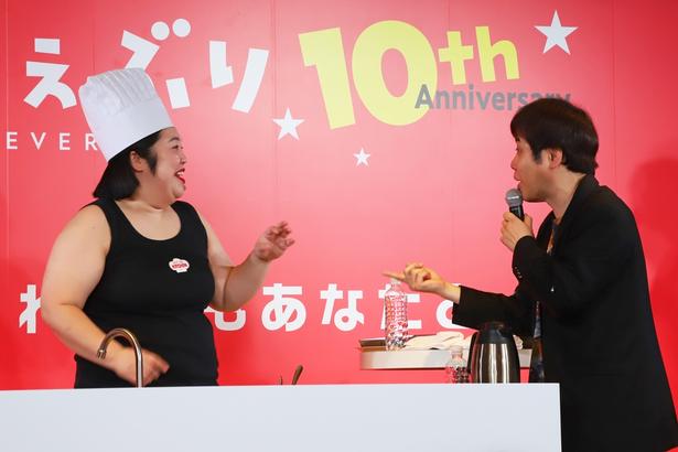 指舐め疑惑が浮上するなど、笑いの絶えない展開に。「指舐めたやろ!?」と詰め寄る井上さんに、“先生”は「そんなんしてません！」と反論