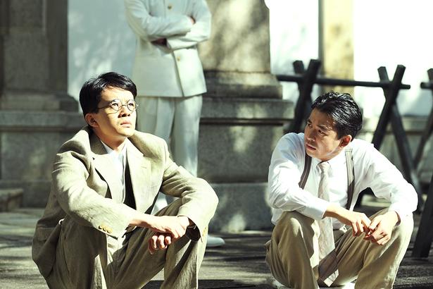 【写真を見る】日本の命運を託された若きエリートたちを、池松壮亮らが力強く体現