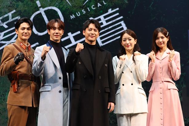 ミュージカル「愛の不時着」開幕会見に(左から)上田堪大、KAZUTA、三山凌輝、花乃まりあ、中村麗乃が登壇した