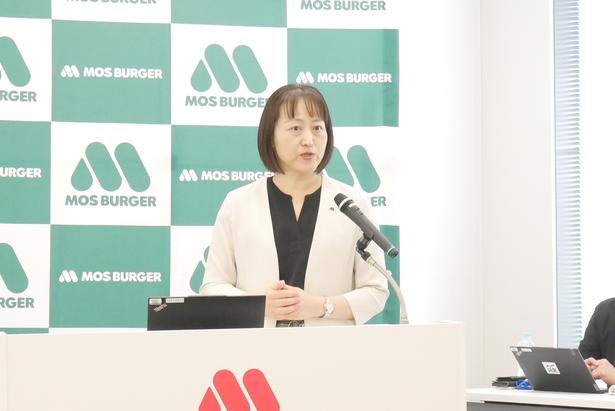 株式会社モスフードサービス 商品本部 商品開発部長 大久保歌寿さんが商品について説明