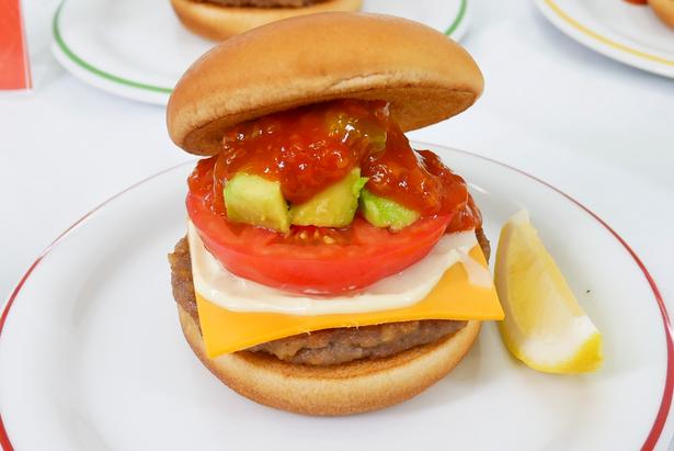 新登場の「アボカドタコスバーガー」。好きなタイミングでレモンをかけるとさらにさっぱり感がアップ！