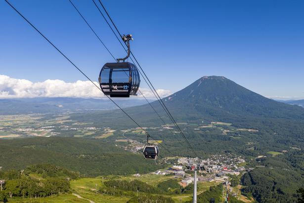 ゴンドラ山麓駅と山頂駅の標高差は約500メートル。高度が上がるにつれて、山の裾野と街並みが見えてくる