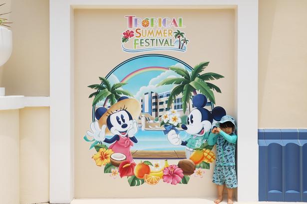 ディズニーアンバサダーホテル「パームガーデン・プール」に登場したフォトスポット。ミッキー＆ミニーと一緒に、この夏の思い出を写真に残そう！