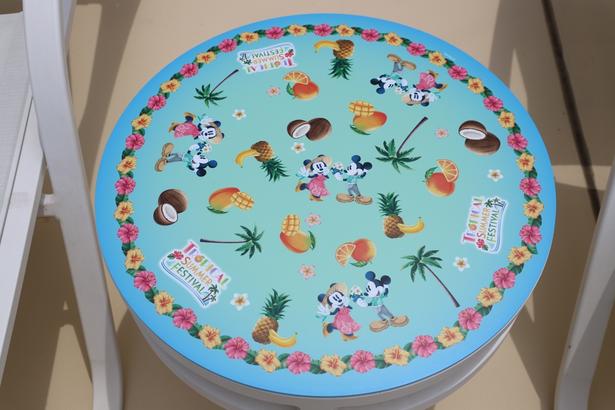 テーブルのデザインもトロピカル！ミッキーとミニー、ヤシの木やフルーツなどのモチーフを、ハイビスカスがぐるりと囲む