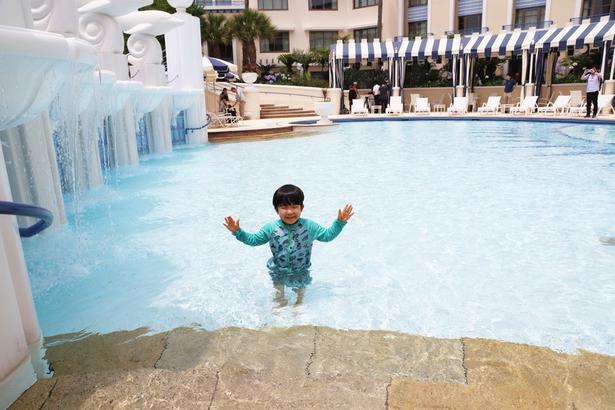 水深が浅い「パームガーデン・プール」のメインプールは、水にあまり慣れていないちびっ子にもおすすめ