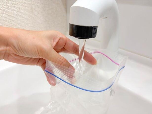 ジップ付き保存袋に適量の水を入れる(▶次へ) 撮影/こぽり