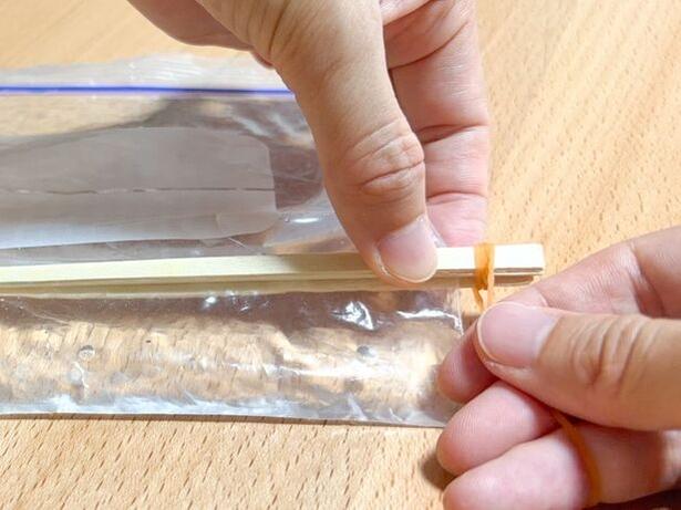 割りばしの両端を輪ゴムで固定する(▶次へ) 撮影/こぽり