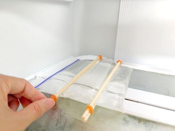 ジップ付き保存袋を冷凍庫に入れる(▶次へ) 撮影/こぽり