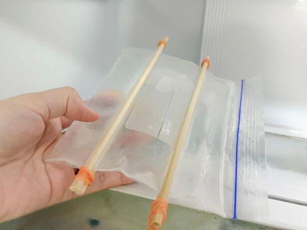 凍ったジップ付き保存袋を冷凍庫から取り出す(▶次へ) 撮影/こぽり