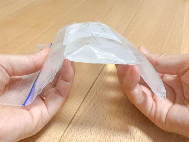 氷をパキッと折る(▶完成形を見る) 撮影/こぽり