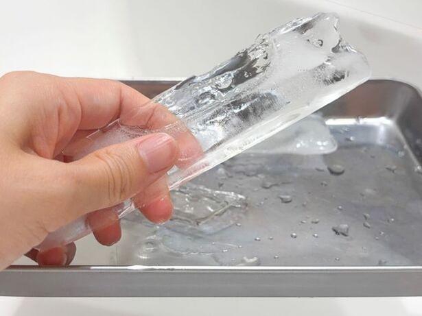 長細い氷が完成(▶水筒に入れると…) 撮影/こぽり