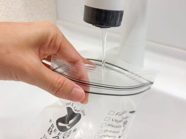 ジップ付き保存袋に適量の水を入れる(▶次へ) 撮影/こぽり