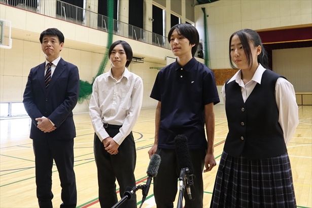 出張授業に参加した都立第一商業高校の生徒と教員