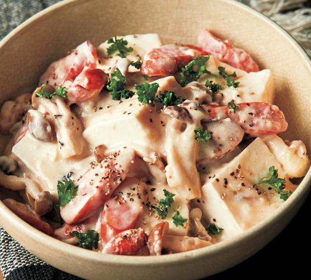 リッチで濃厚なクリーム味が豆腐と相性抜群「ソーセージと豆腐のクリーム煮」 レシピ考案/小田真規子　撮影/澤木央子
