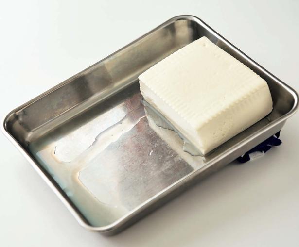 豆腐は高低差をつけたバットで水切りを 撮影/難波雄史