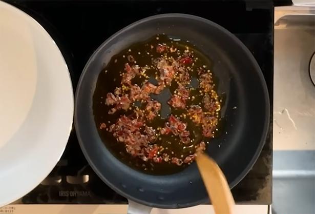 じわりじわりと唐辛子を炒めて辛さを引き出す トゥンクックチャンネルより