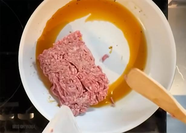 唐辛子を炒めた油でひき肉を炒める トゥンクックチャンネルより