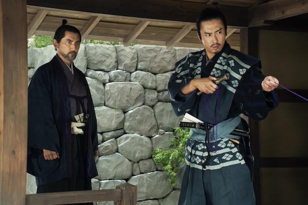 【写真】村重(本木雅弘さん)と若き家臣・乾助三郎(宮舘涼太さん)