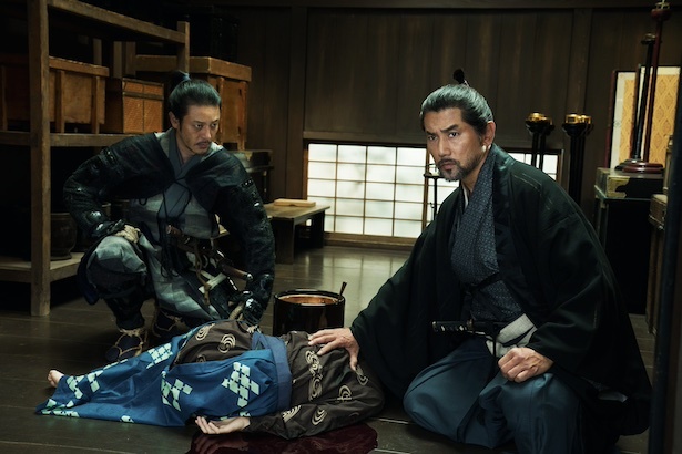 村重(本木雅弘さん)と彼の隠し刀として陰で暗躍する郡十右衛門(オダギリジョーさん)