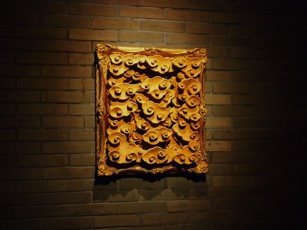 チェックインラウンジにある彫刻家・前川大地さんの作品 提供:Bed&Craft