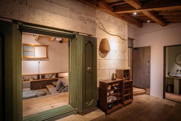 RoKuは内蔵(うちぐら)つくりとなっているため家の中に蔵がある 提供:Bed&Craft