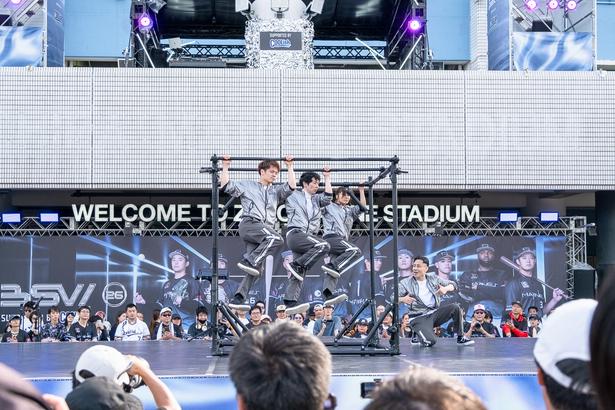AIRDANCEユニットのAIRFOOTWORKSがパフォーマンスを披露