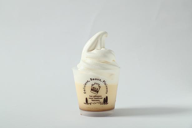 千葉つくたべキッチン(球場内フロア2 Cゲート横)の「ちばプリンソフト」(800円)は、プリンの上にたっぷりのソフトクリームがのったZOZOマリンスタジアムの定番メニュー