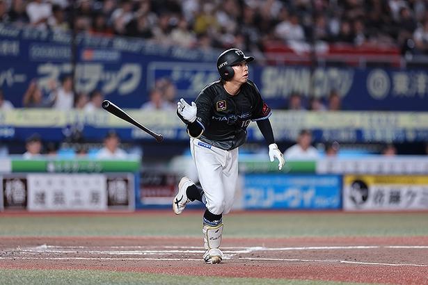 8回裏にスタンド上段に飛び込む2ランホームランを放った上田希由翔選手