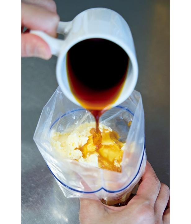 厚手の冷凍用保存袋に材料を入れて混ぜる レシピ考案／渡部和泉　撮影／佐々木美果