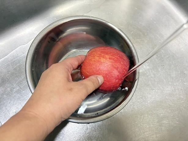 皮も食べるので、まずはりんごをよく洗う（▶次へ） 撮影／ひろ