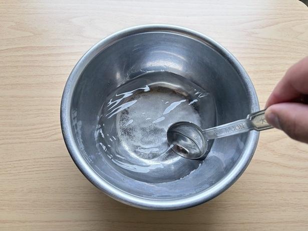 水に砂糖を混ぜて砂糖水を作る（▶次へ） 撮影／ひろ