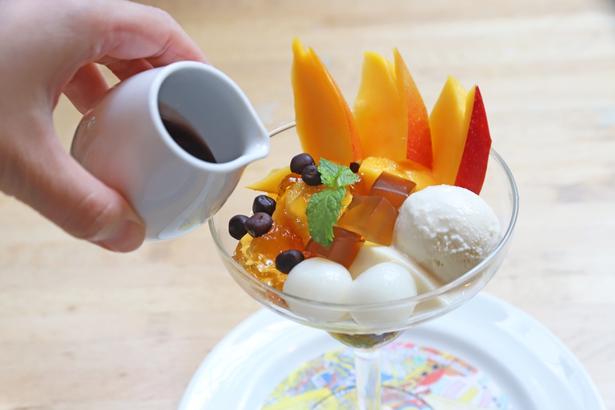 豆花の優しい味わいを堪能したら、上品な甘さのぜんざいをかけて召し上がれ