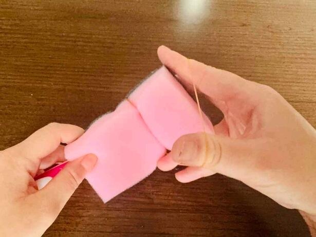 輪ゴムでぐるぐる合体させる（▶次へ） 撮影／さやか