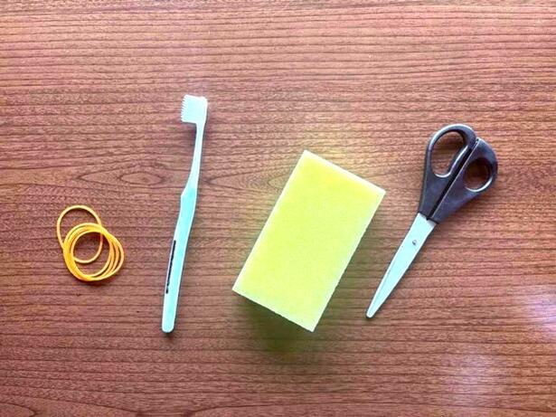準備するものは、スポンジ、歯ブラシ、ハサミ、輪ゴム（▶1つ目の方法をチェック） 撮影／さやか