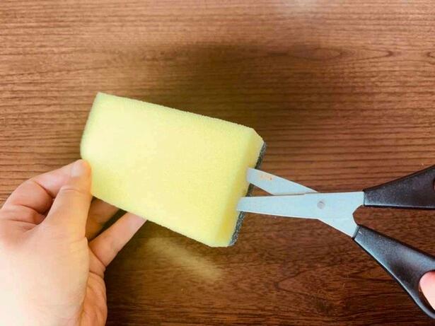 スポンジに切り込みをい入れる（▶次へ） 撮影／さやか