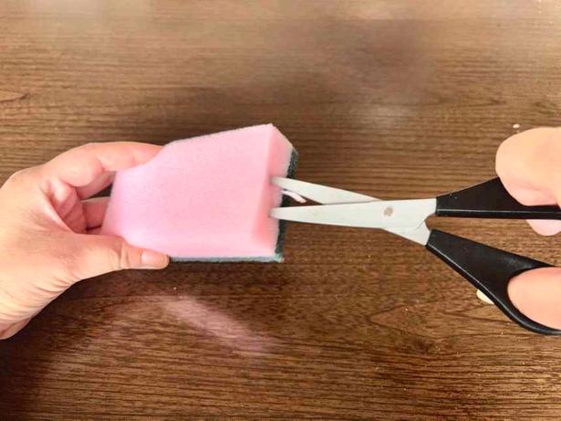 スポンジに切り込みを入れる（▶次へ） 撮影／さやか