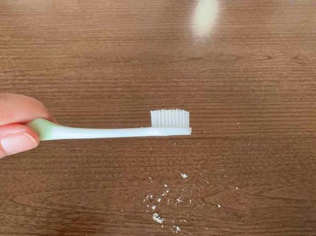 歯ブラシの長さが2/3ほどの長さになるまでカット（▶次へ） 撮影／さやか