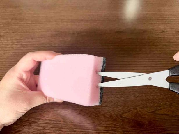 スポンジに切り込みを入れる（▶次へ） 撮影／さやか
