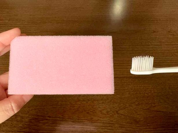歯ブラシをそのままスポンジの切り込みに差す（▶次へ）  撮影／さやか