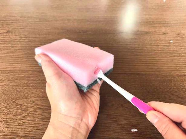歯ブラシを切り込みに差し込む（▶次へ） 撮影／さやか