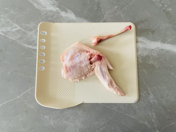 肉を押さえて骨を1本ずつ引き抜く（▶次へ） 撮影／かに