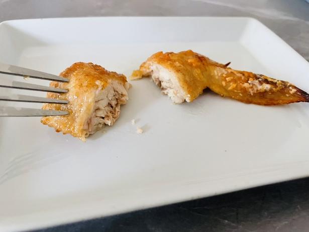 フォークや箸で手羽先を食べられる！（▶抜いた骨は…） 撮影／かに