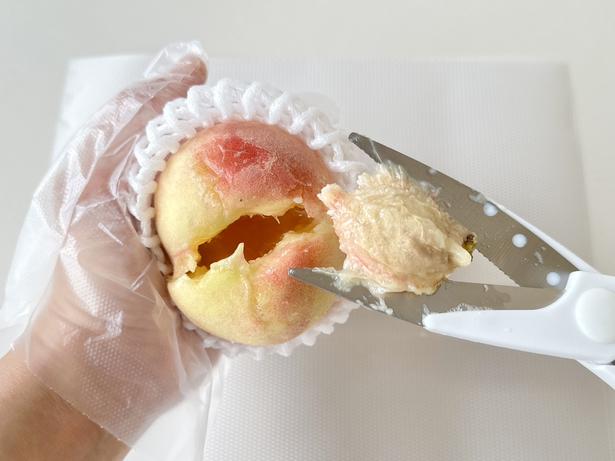 種がスポッと出てきました！（▶断面もチェック） 撮影／ひとか