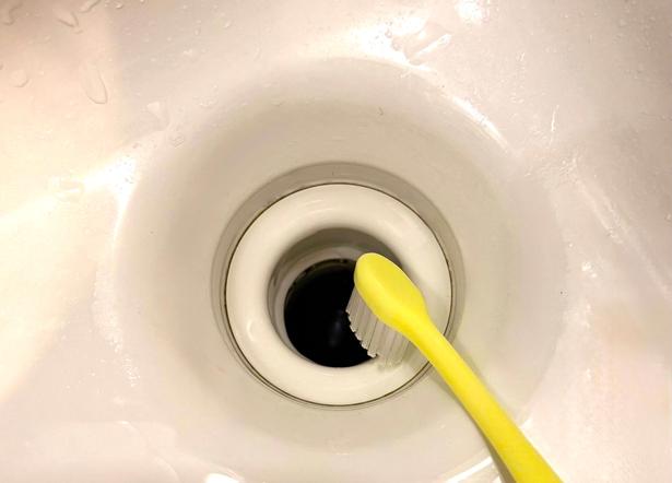 使用済み歯ブラシでも排水口の奥は届かない…。(▶次へ) 撮影/ゆき