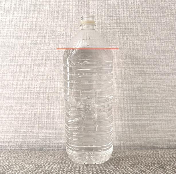 空の2Lペットボトルに水を8割くらい入れます。(▶次へ) 撮影/ゆき