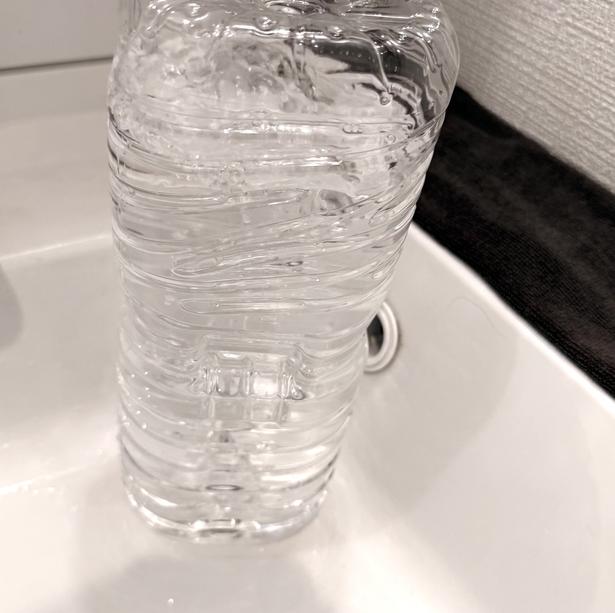 勢いをつけて排水口にペットボトルの口を入れます。(▶次へ) 撮影/ゆき