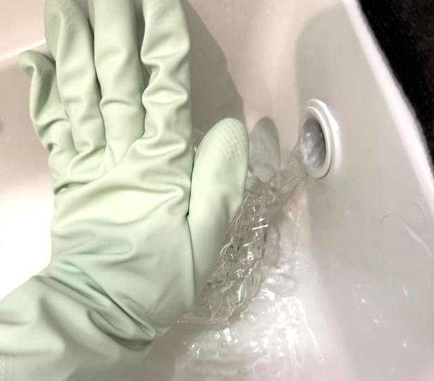 オーバーフローから水と一緒に汚れが出てきます。(▶次へ) 撮影/ゆき