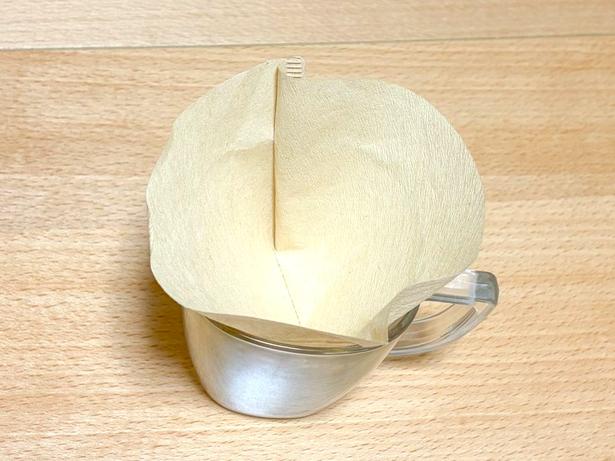 コーヒーフィルターを開いて…（▶次へ） 撮影／こぽり