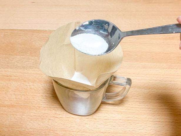カレースプーン1杯ほどの重曹を入れる（▶次へ） 撮影／こぽり