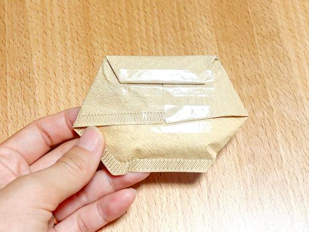 折り目が広がらないようセロハンテープで留める（▶完成形を見る） 撮影／こぽり
